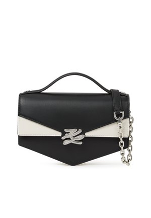 Črno-bela usnjena ročna torbica z ročajem na vrhu, srebrnim verižnim trakom in srebrno okrasno zaponko na prednjem poklopcu.