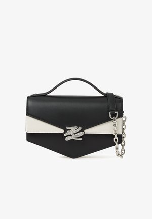 Zwart-witte leren handtas met bovenhandvat, zilveren kettingriem en zilveren decoratieve sluiting op de voorvouw.