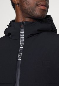 Tommy Hilfiger STRETCH HOODED JACKET - Casaco de inverno - desert sky