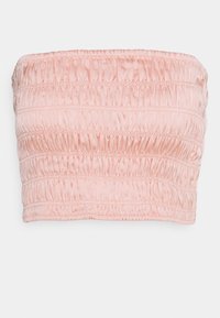 Top rosa claro sem alças feito de tecido de cetim franzido, apresentando uma textura pregueada com várias costuras horizontais.