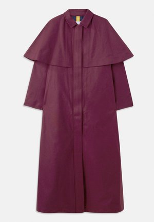 Cappotto lungo viola con design a mantella strutturata, colletto e cerniera frontale. Realizzato in un materiale liscio con texture uniforme.