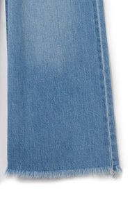 Pantalones de mezclilla anchos de color azul claro con dobladillo deshilachado y sutil variación en el lavado, hechos de una tela suave y texturizada.