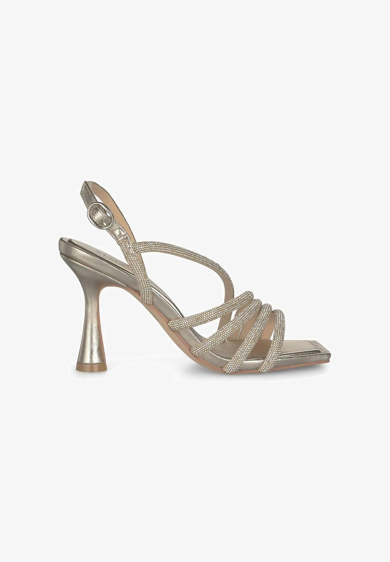 Sandale dorée métallique à brides, avec un bout carré, ornée de lanières embellies, d'un design élégant et d'un talon effilé. Boucle de cheville réglable.