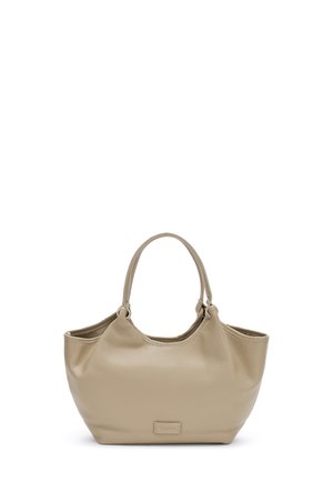Bolso de mano de cuero beige con textura suave, asas dobles y un pequeño parche rectangular con el logo en el centro frontal.