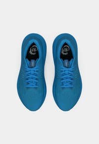 Lengvi bėgimo bateliai ryškiai mėlynos spalvos, su orui pralaidžiu tinkleliu viršuje, paminkštinta liežuviu ir tekstūruotu padu geresniam sukibimui.