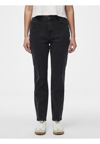 Svarta denimbyxor med slim fit, med knappstängning, fram- och bakfickor samt subtila sömnadsdetaljer. Bärs med vita sneakers.