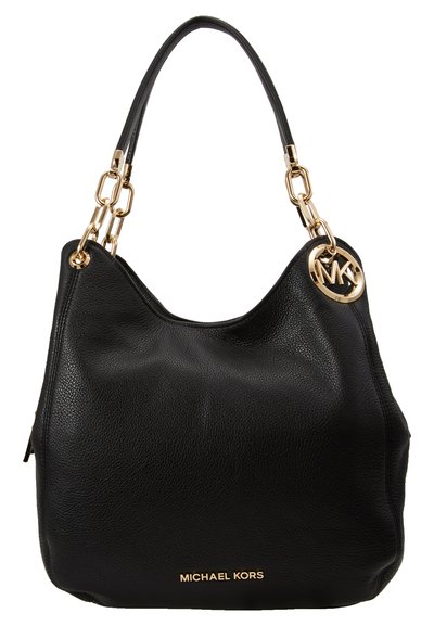 Sac hobo en cuir noir avec quincaillerie en chaîne dorée, accent du logo MK et nom de la marque embossé à la base. Présente une surface douce et texturée.