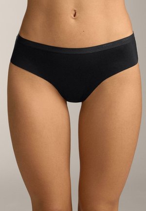 Chiloți de bikini negri fără cusături, cu textură netedă și talie elastică confortabilă, având un design minimalist.