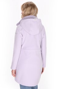 Lila regenjas met een capuchon, een ceintuur in de taille en lange mouwen. Kenmerkt zich door een gladde textuur en eenvoudig ontwerp, met het merkimago op de schouder.