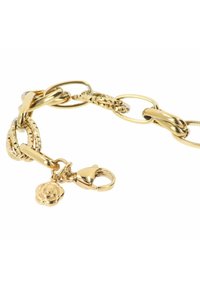 Gouden kettingarmband met gemengde schakels, een klein rozencharme en een kreeftslot voor een veilige afsluiting. Gladde en textuurafwerkingen.