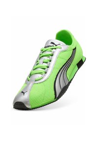 Baskets Puma vert vif et argent avec mesh texturé, semelle noire et logo Puma noir sur la pointe et le côté.