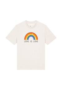 Crème-kleurig katoenen T-shirt met korte mouwen, voorzien van een regenboogafbeelding boven de tekst "LOVE IS LOVE" in zwart.