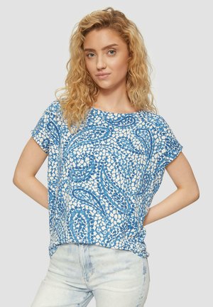 Haut à motifs bleu et blanc avec des manches courtes, un col rond et une coupe décontractée, fabriqué en tissu léger.