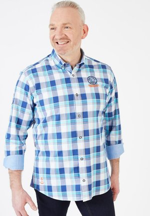 Chemise à carreaux bleue et blanche avec des manches retroussées. Dotée d'un logo sur la poitrine et de poignets contrastants bleu clair. Tissu en mélange de coton.