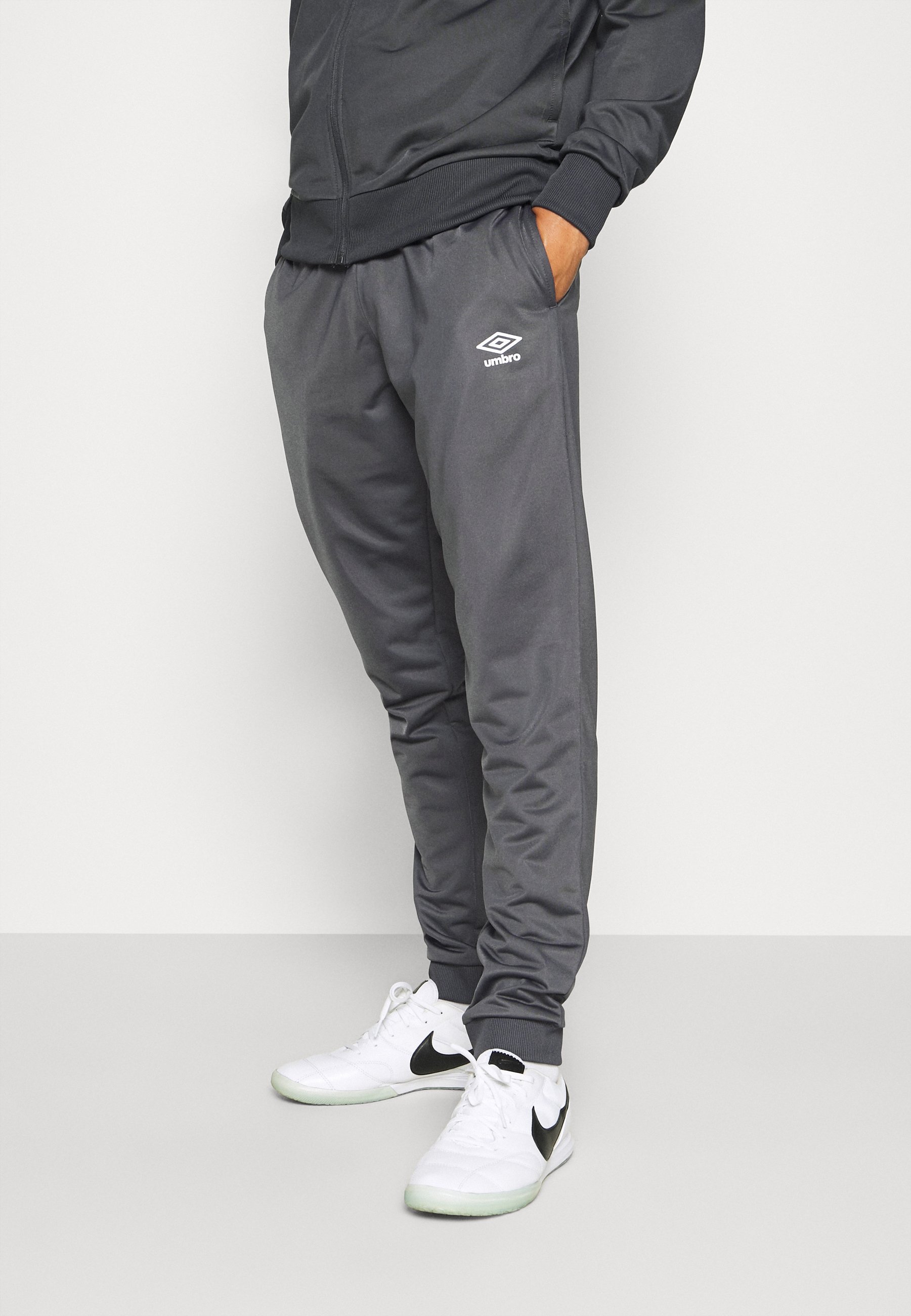 Umbro TRICOT TRACKSUIT - Trainingspak - carbon/white/Grijs - Zalando.nl