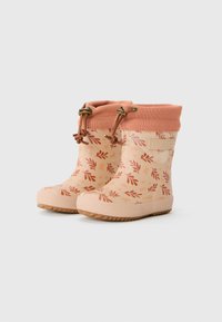 Bottes de pluie en pêche doux avec un motif de feuilles florales, en matériau en caoutchouc, cordon de traction en haut et semelle texturée pour une meilleure adhérence.