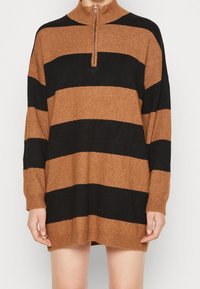 Abito maglione a righe marroni e nere, in tessuto lavorato a maglia, colletto alto con zip, maniche lunghe, vestibilità leggermente ampia, che arriva sopra il ginocchio.