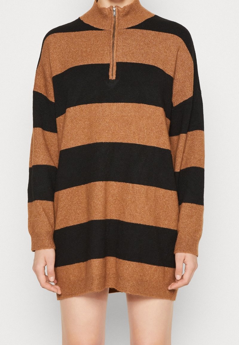 Abito maglione a righe marroni e nere, in tessuto lavorato a maglia, colletto alto con zip, maniche lunghe, vestibilità leggermente ampia, che arriva sopra il ginocchio.