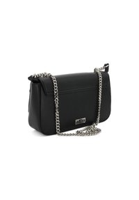 Borsa a tracolla nera in ecopelle con catena argentata, forma rettangolare e chiusura a patta frontale con un accento logo in metallo.