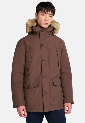 Parka marrón con capucha de piel sintética, cuatro bolsillos frontales, cierre de botones y una textura suave. Adecuada para el clima frío.