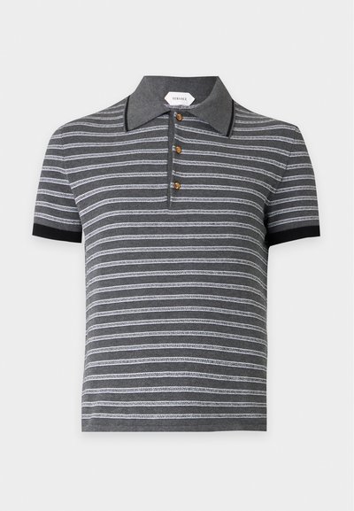 Polo gris à manches courtes avec col et poignets noirs, présentant des rayures géométriques blanches horizontales et trois boutons marron sur la patte de boutonnage.