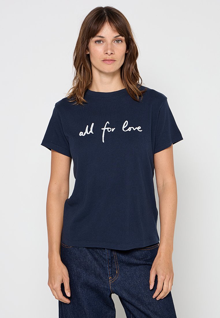 Marineblaue Baumwoll-T-Shirt mit kurzen Ärmeln und lockerer Passform. Auf der Vorderseite ist in geschwungener Schrift "all for love" in Weiß aufgedruckt.