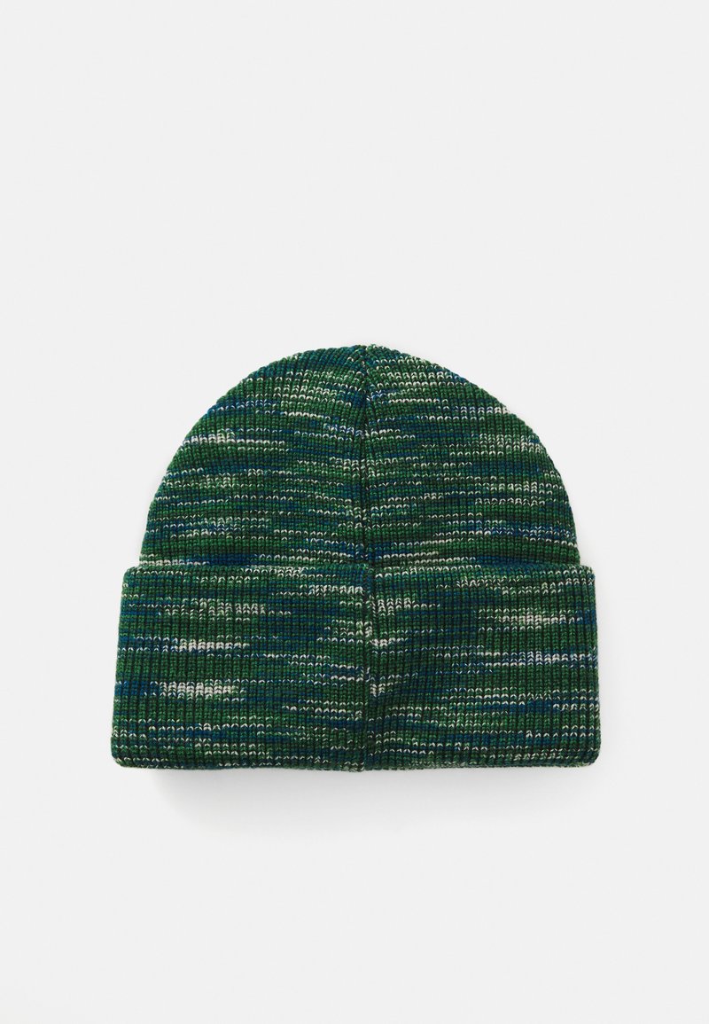 Grøn, blå og grå meleret strikket beanie-hue med foldet kant, vist fladt på en hvid baggrund.