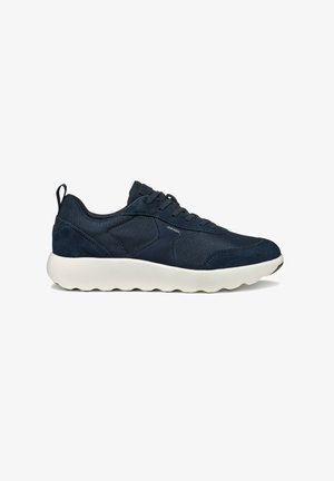 Zapatillas navy con una combinación de ante suave y parte superior de malla, suela blanca acolchada, punta redondeada y sistema de cordones para un ajuste seguro.