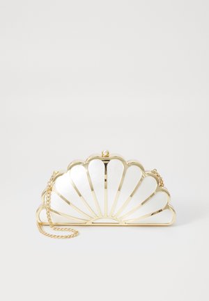 Pochette métallique or et blanche avec un design à bords festonnés, dotée d'une chaîne et d'une silhouette structurée de style vintage.