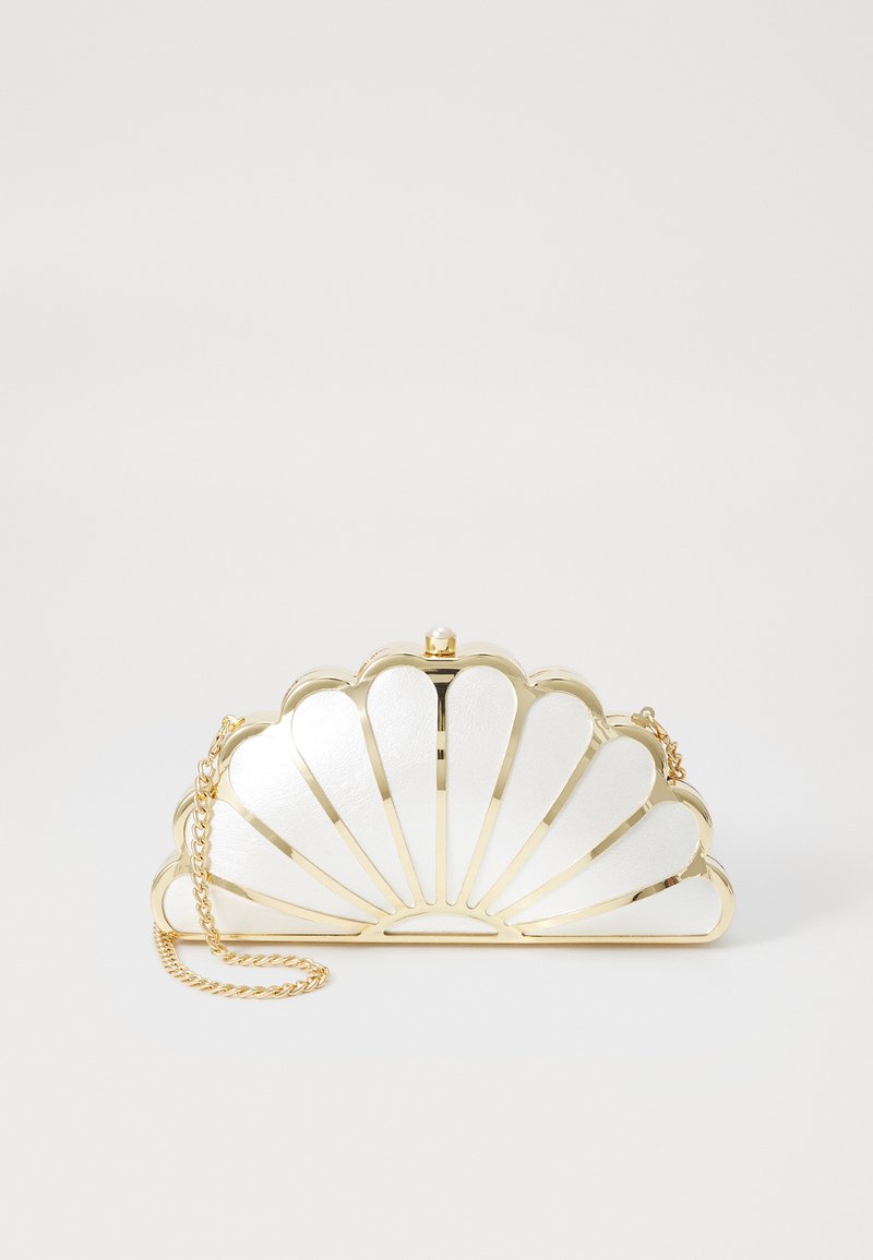 Metallisk gull og hvit clutch med en scallop-design, med en kjedehank og en strukturert, vintage-inspirert silhuett.