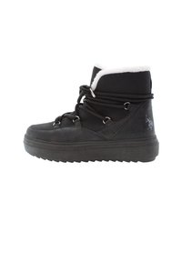 Svarta ankelstövlar med en plyschvit foder, snörningsdesign och texturerad gummisula; har metalöglor och logotyp på sidan.