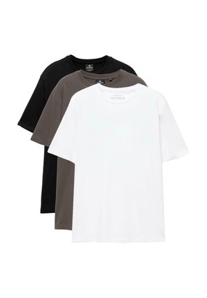 Tre magliette girocollo semplici impilate una davanti all'altra nei colori bianco, grigio scuro e nero su uno sfondo bianco.