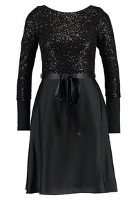 Robe noire avec un haut en sequins, manches longues et jupe en satin. Présente une ceinture en ruban nouée à la taille et une texture lisse.