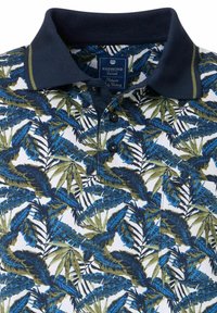Kortærmet polo shirt med et tropisk bladvormet mønster i blå og grøn på en hvid baggrund, med en marineblå krave og accentbånd.