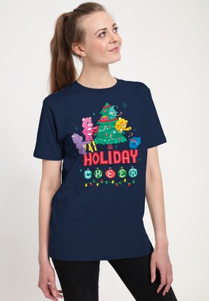 Marineblå t-shirt med et grafisk print af farverige tegneserie-bjørne, der pynter et juletræ, med teksten "JULEGLÆDE" nedenfor.