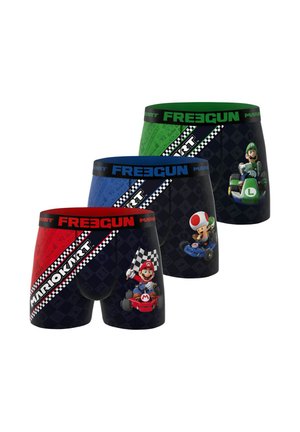 Ensemble de boxers comprenant trois paires en rouge, bleu et vert. Chaque paire porte des graphismes inspirés de Mario Kart et une ceinture à motifs.