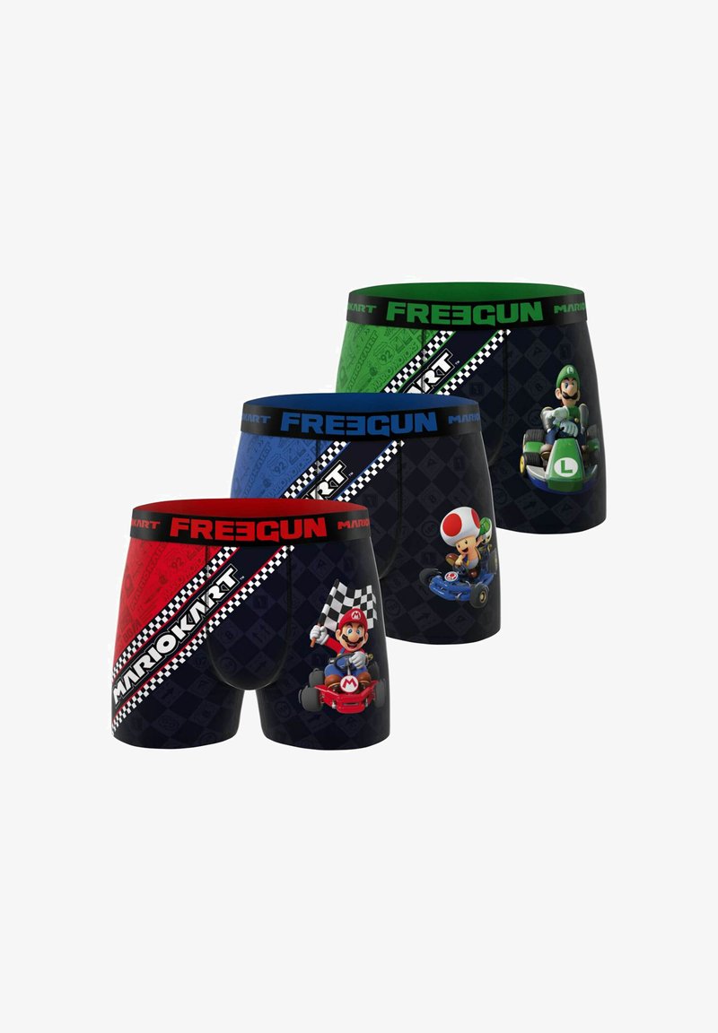 Ensemble de boxers comprenant trois paires en rouge, bleu et vert. Chaque paire porte des graphismes inspirés de Mario Kart et une ceinture à motifs.