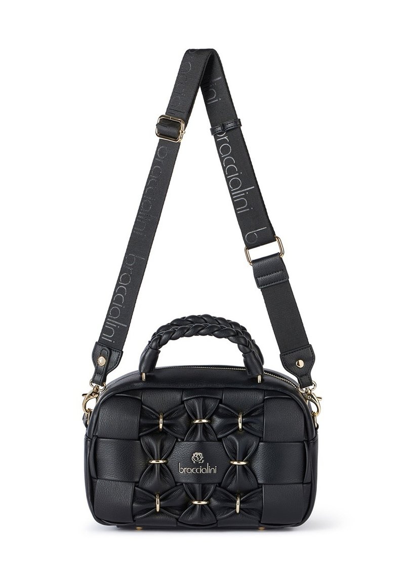 Zwarte leren tas met een gevlochten handvat en een afneembare schouderband. Kenmerkt zich door een gestikt ontwerp met gouden metallic accenten en een logo.