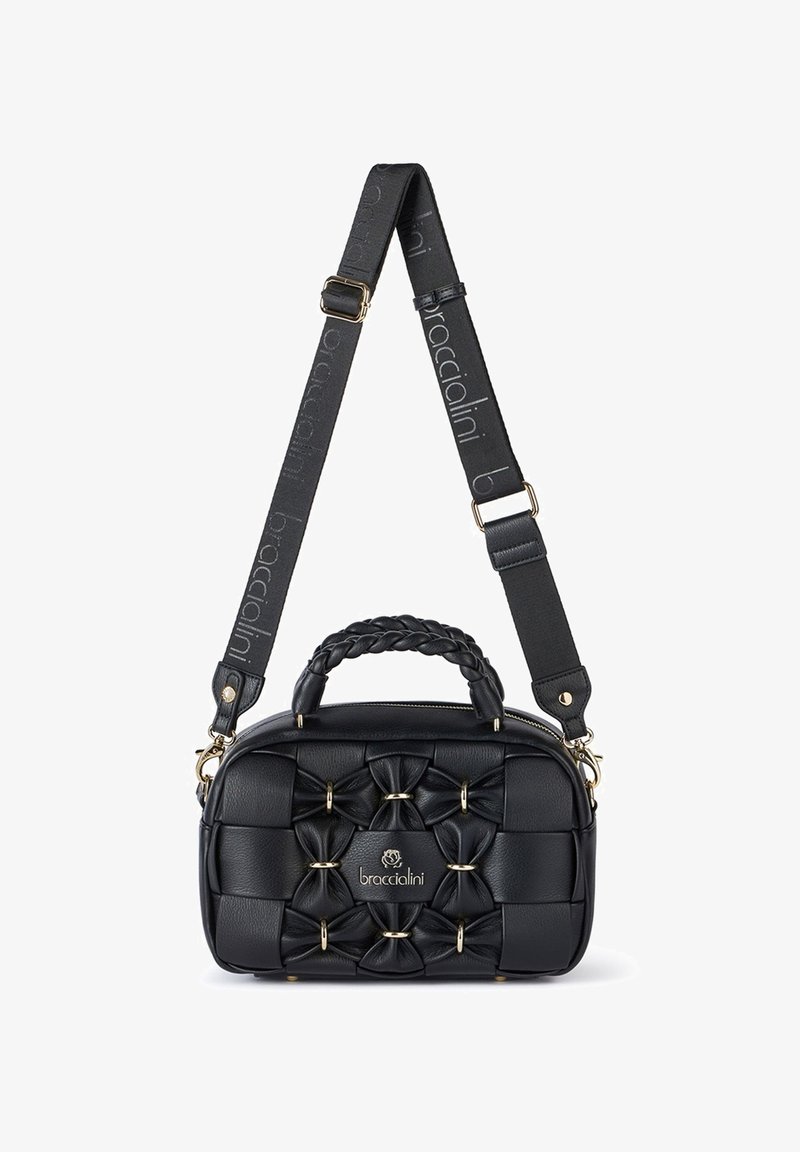 Zwarte leren tas met een gevlochten handvat en een afneembare schouderband. Kenmerkt zich door een gestikt ontwerp met gouden metallic accenten en een logo.