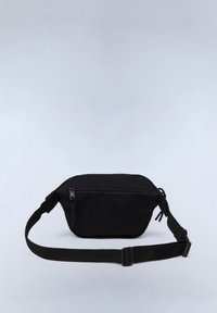 Musta kangaskotelo, jossa on edessä vetoketjulla varustettu tasku, säädettävä hihna ja sileä pinta. Kompakti, suorakulmainen muoto pyöristetyillä reunoilla.