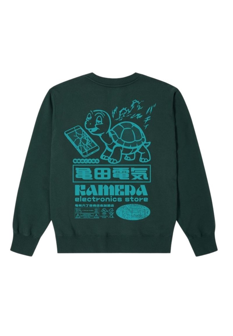 Felpa verde con grafica di una tartaruga, testo blu e illustrazione di un telefono rotto sulla schiena. Il tessuto sembra morbido; include polsini a costine.