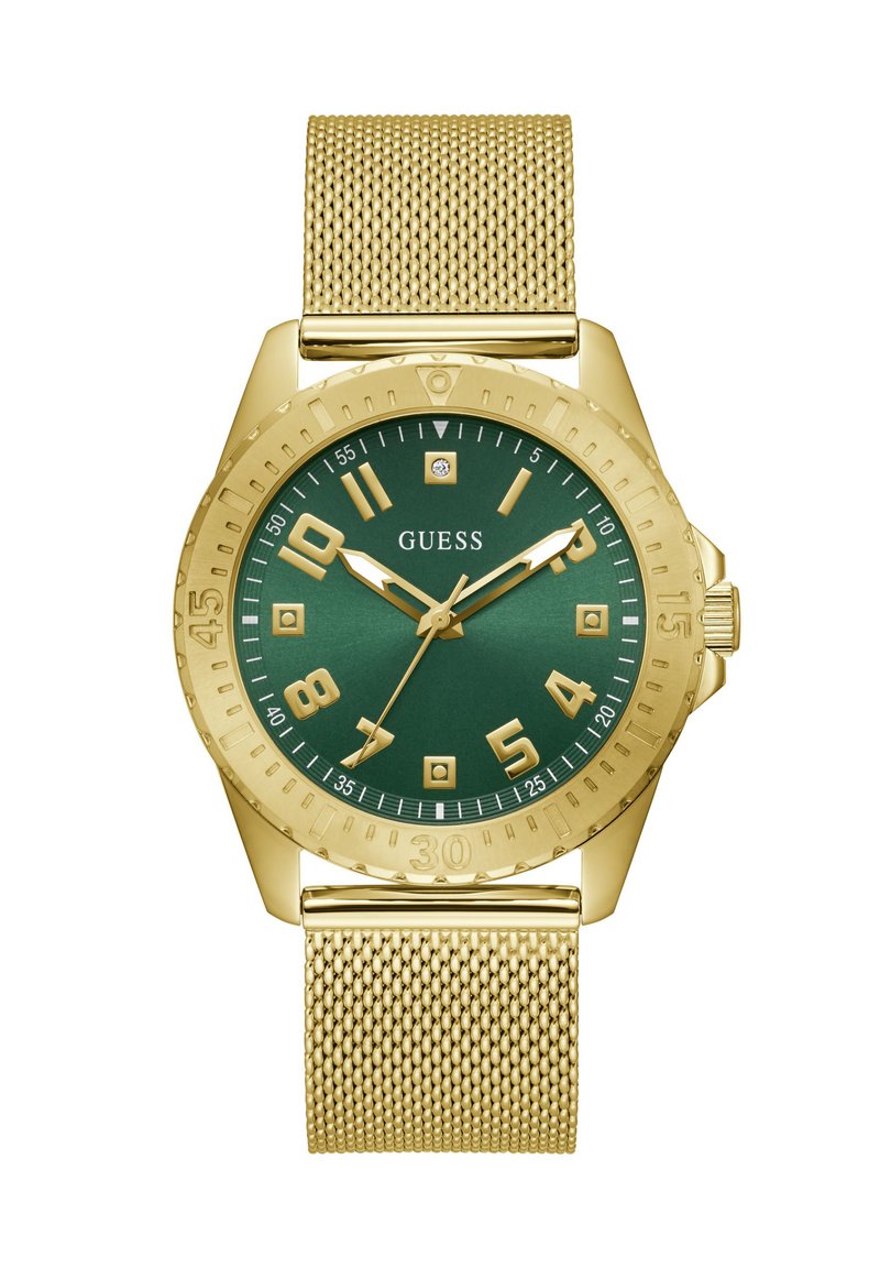 Goldfarbener Mesh-Armbanduhren mit grünem Ziffernblatt, goldenen Zahlen und Zeigern, Diamantakzenten und dem „GUESS“-Logo in der Mitte.