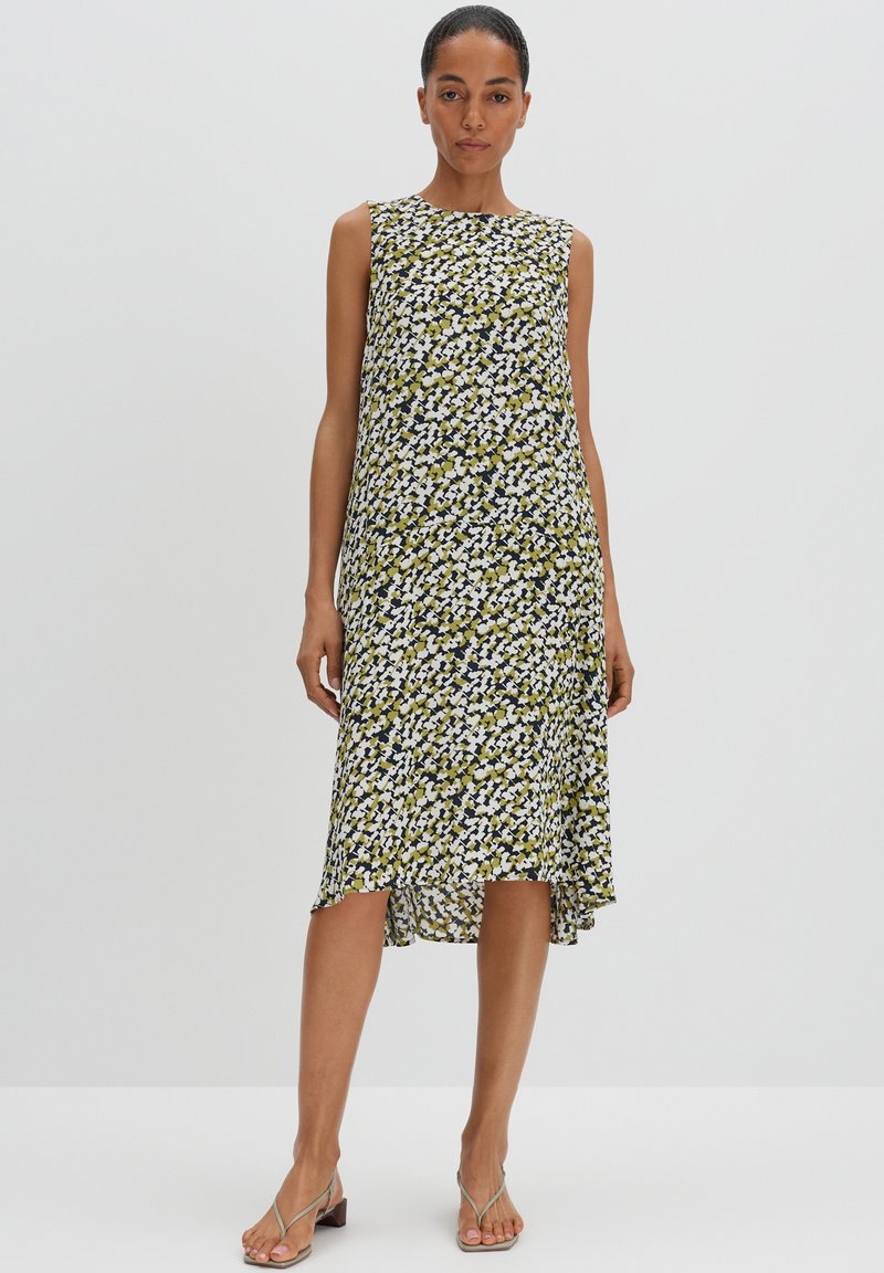 Ärmelloses Kleid im grünen, weißen und schwarzen Blumenmuster; knielang mit einem leichten High-Low-Saum; leichtes Material und lockere Passform.