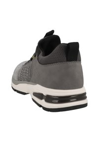 Szare buty sportowe z mieszanką teksturowanego dzianinowego materiału i gładkiej zamszowej powierzchni, z amortyzującą podeszwą i wzmocnionym akcentem na pięcie.