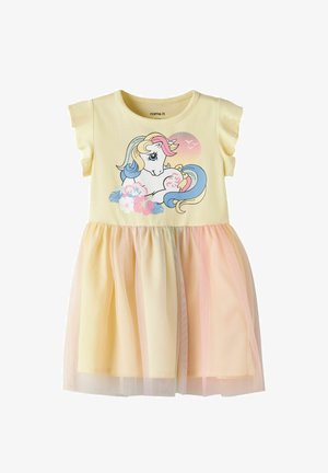 Robe jaune à manches courtes avec un graphique de licorne rose et bleu au-dessus de fleurs roses et bleues et une jupe en tulle rose à plusieurs couches.