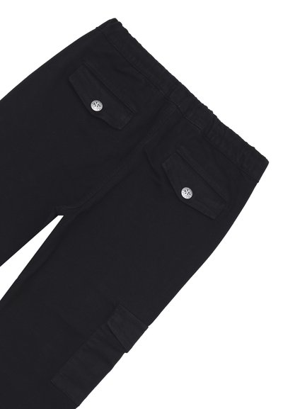 Pantaloni neri in cotone con cintura elastica, due tasche posteriori con chiusura a bottone e tasche laterali decorative. Texture liscia.