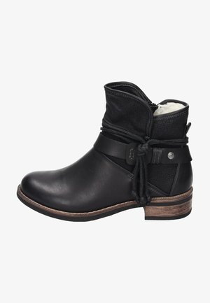 Schwarze Leder-Ankle-Boots mit einer strukturierten Oberseite, einem dekorativen Riemen und Gürtel sowie einem niedrigen Holzabsatz. Mit weichem Material für hohen Tragekomfort gefüttert.
