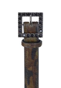 Cinturón de cuero con estampado de camuflaje que presenta una hebilla cuadrada negra con pedrería y detalles circulares. Superficie texturizada, construcción resistente.