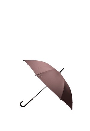 Brązowy klasyczny parasol z zakrzywioną rączką, otwarty, z długim czarnym trzonkiem i prostym daszkiem na białym tle.