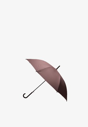 Brązowy klasyczny parasol z zakrzywioną rączką, otwarty, z długim czarnym trzonkiem i prostym daszkiem na białym tle.